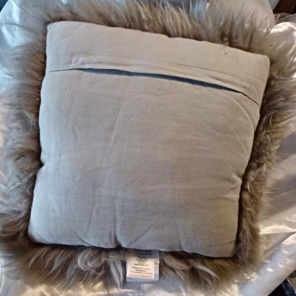 NWOT Fibre by Auskin Gray Sheepskin Throw Pillow - Picture 3 of 4